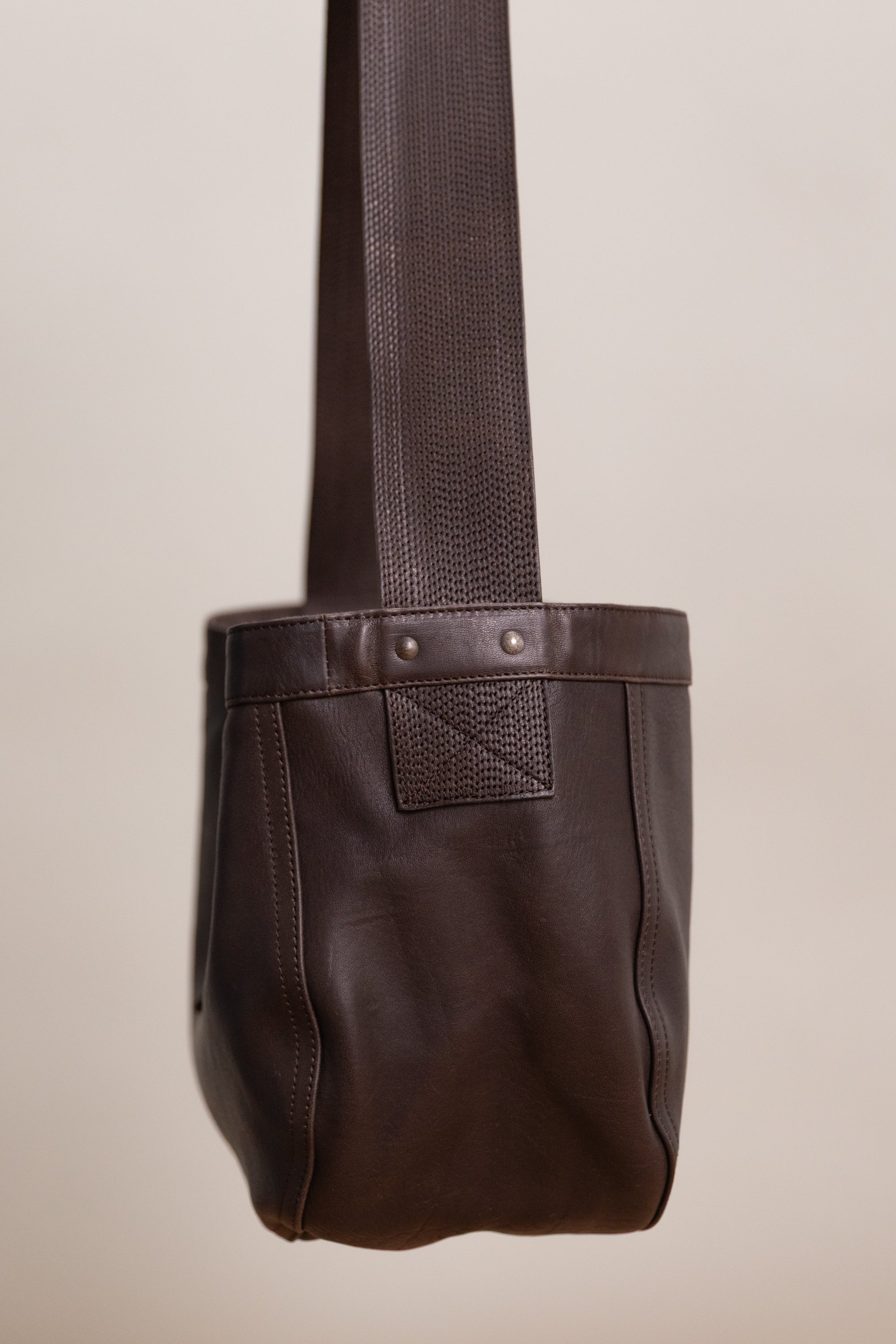 LOT 018 SMALL NEWSBOY BAG IN BROWN LEATHER