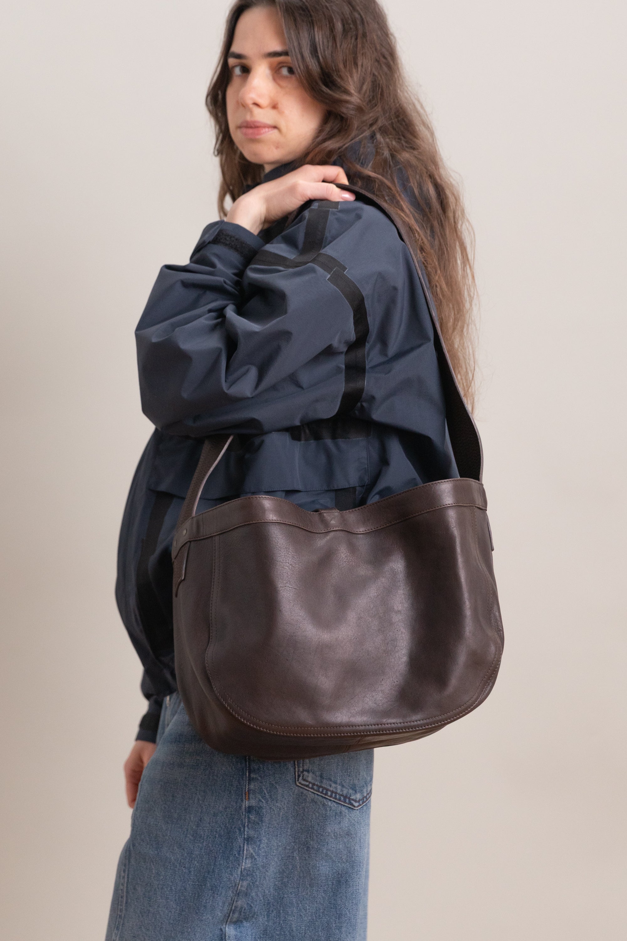 LOT 018 SMALL NEWSBOY BAG IN BROWN LEATHER