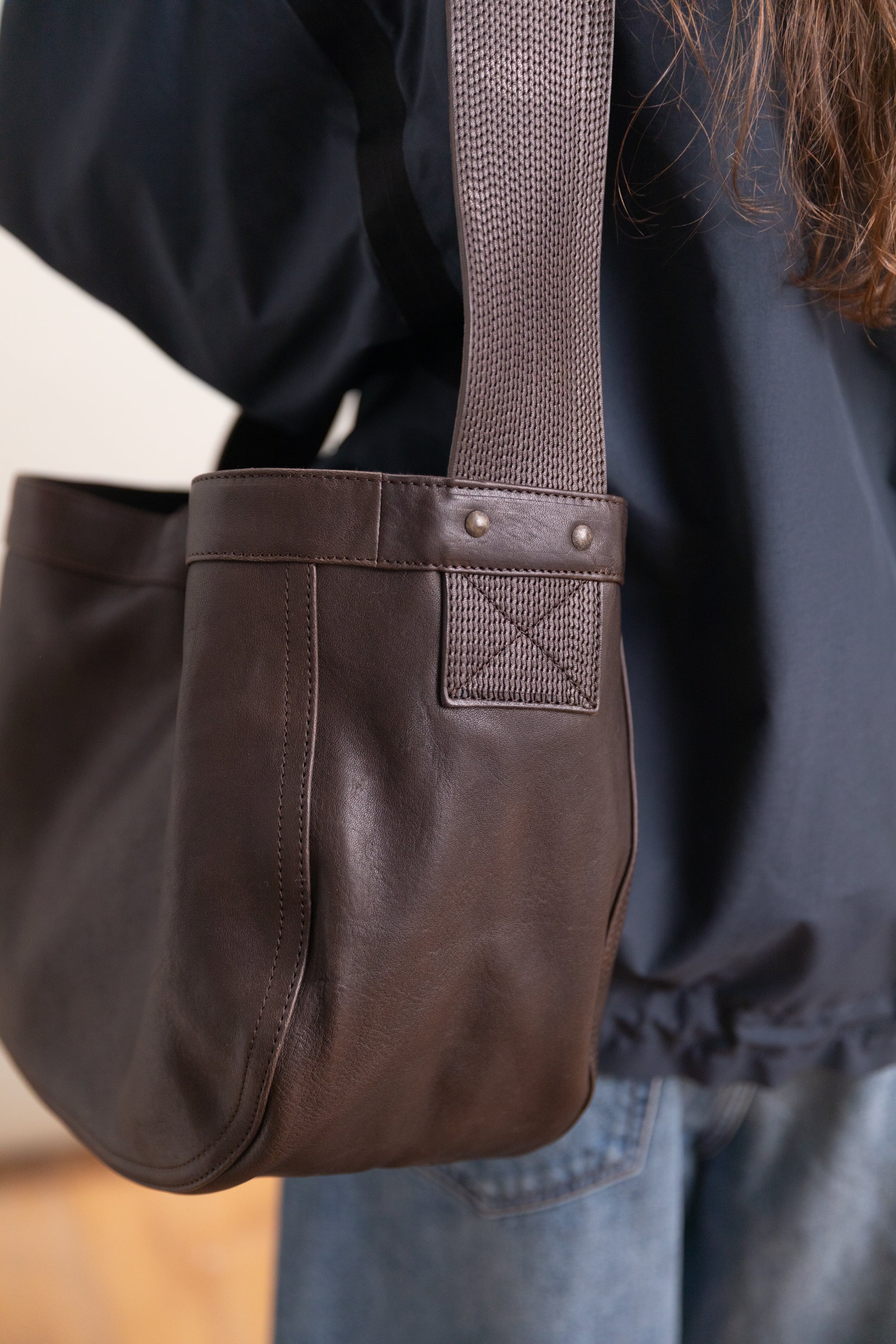 LOT 018 SMALL NEWSBOY BAG IN BROWN LEATHER