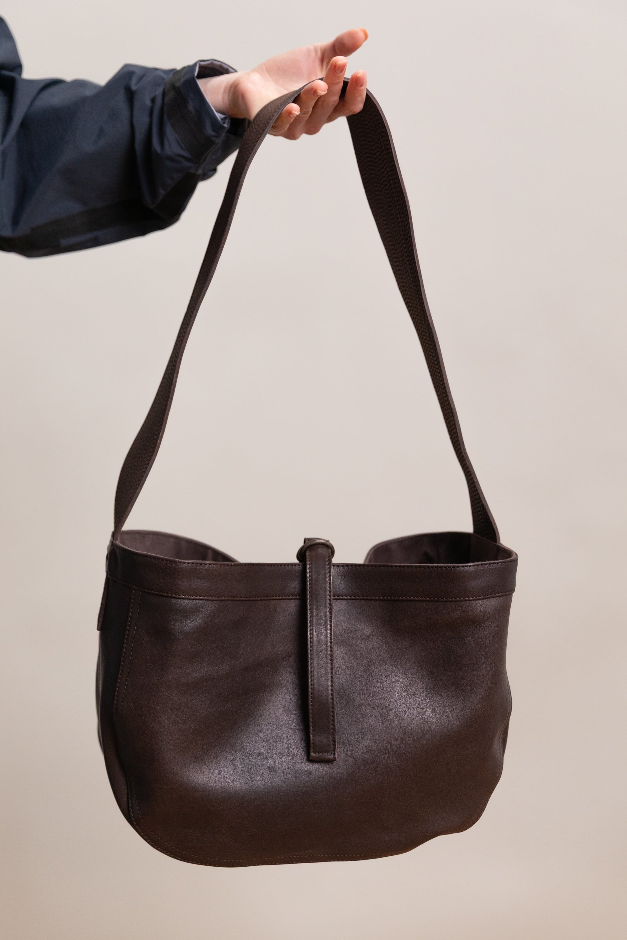 LOT 018 SMALL NEWSBOY BAG IN BROWN LEATHER