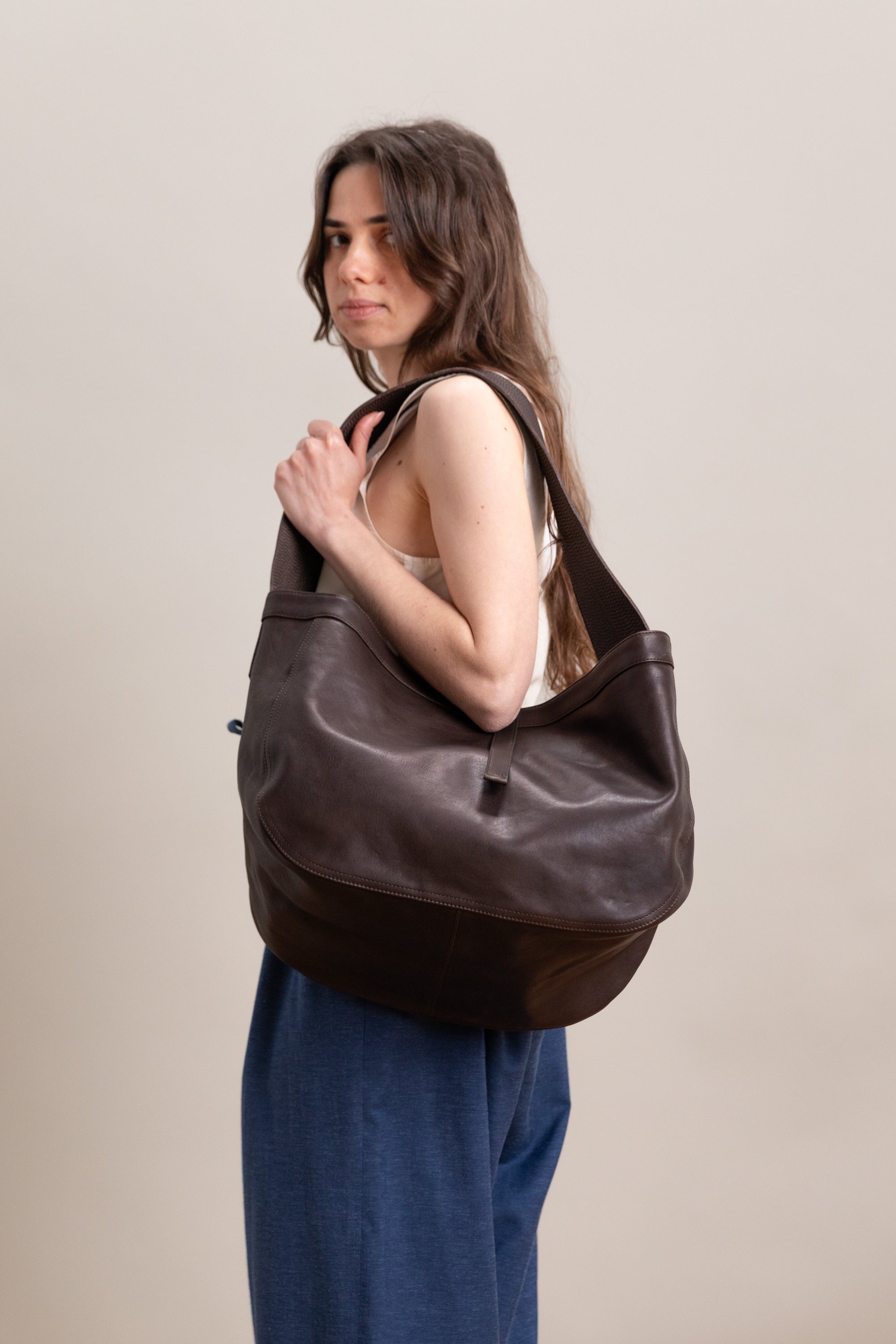 LOT 004 NEWSBOY BAG IN BROWN LEATHER