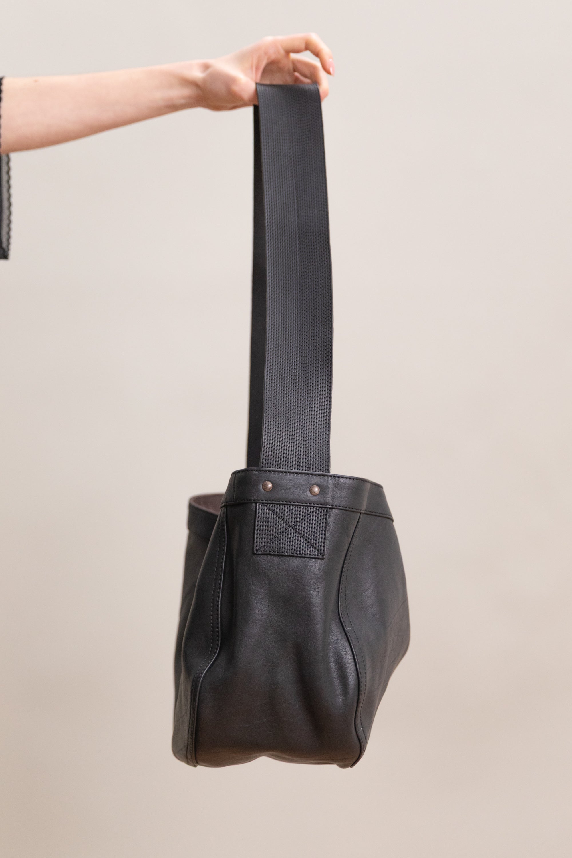 LOT 018 SMALL NEWSBOY BAG IN BLACK LEATHER