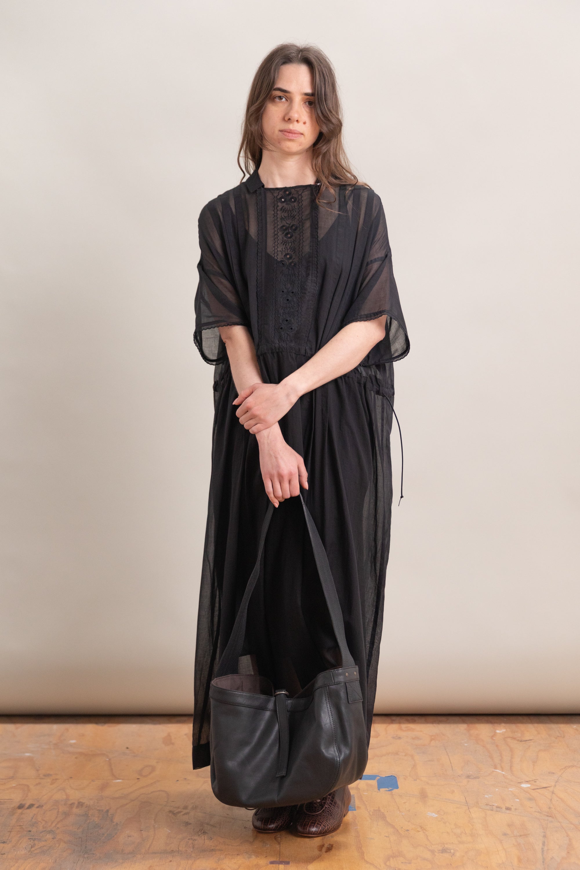 LOT 018 SMALL NEWSBOY BAG IN BLACK LEATHER