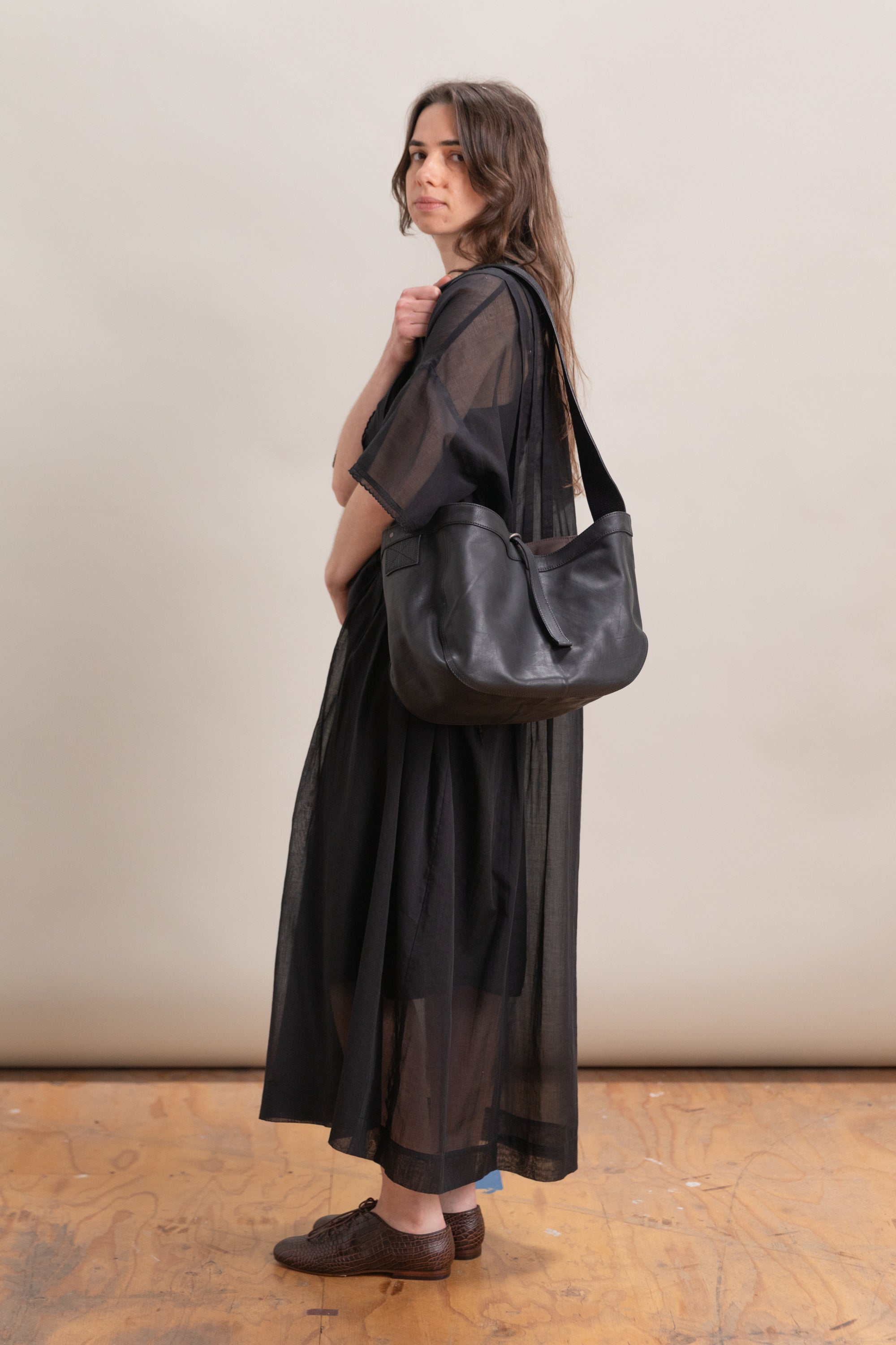 LOT 018 SMALL NEWSBOY BAG IN BLACK LEATHER