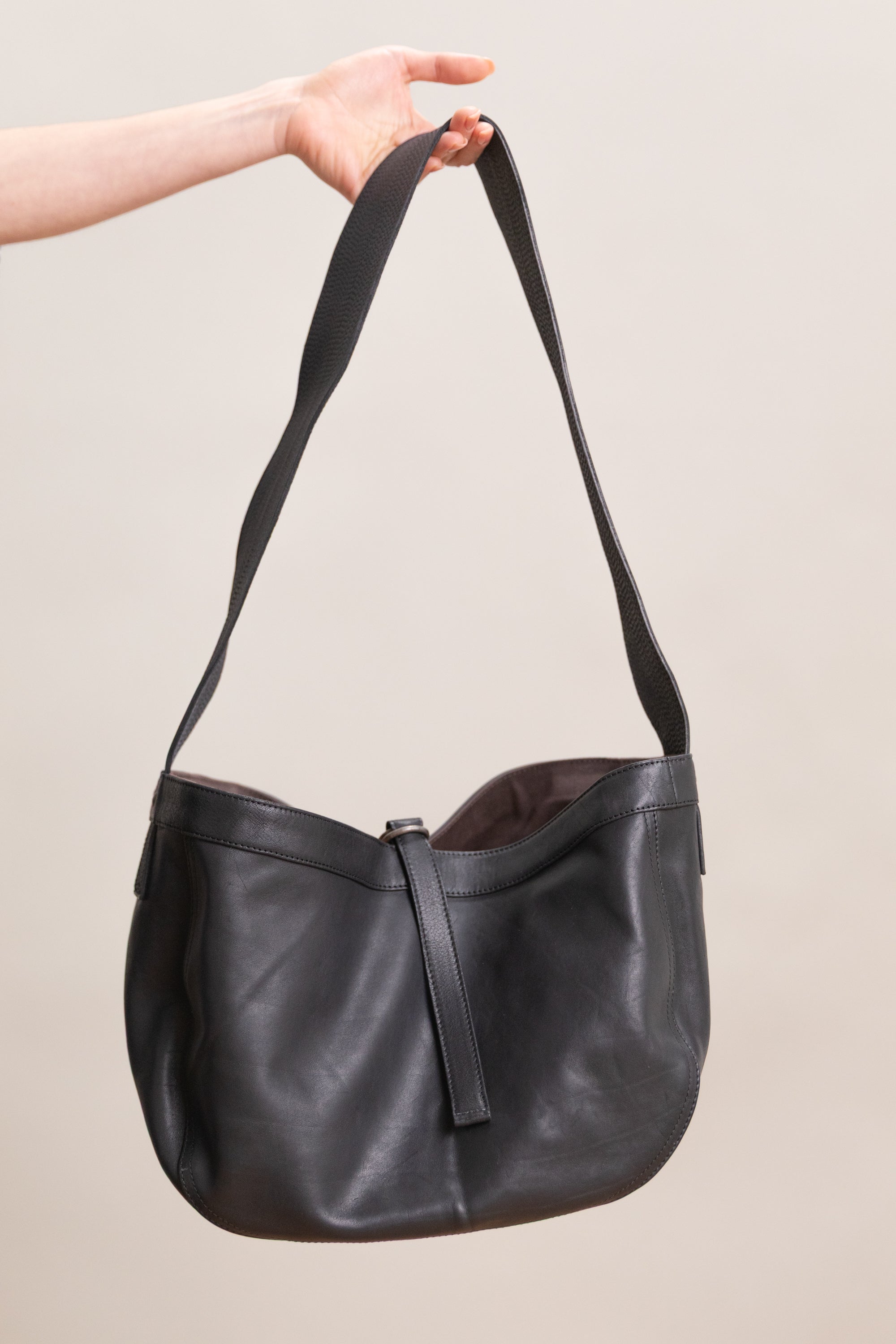 LOT 018 SMALL NEWSBOY BAG IN BLACK LEATHER