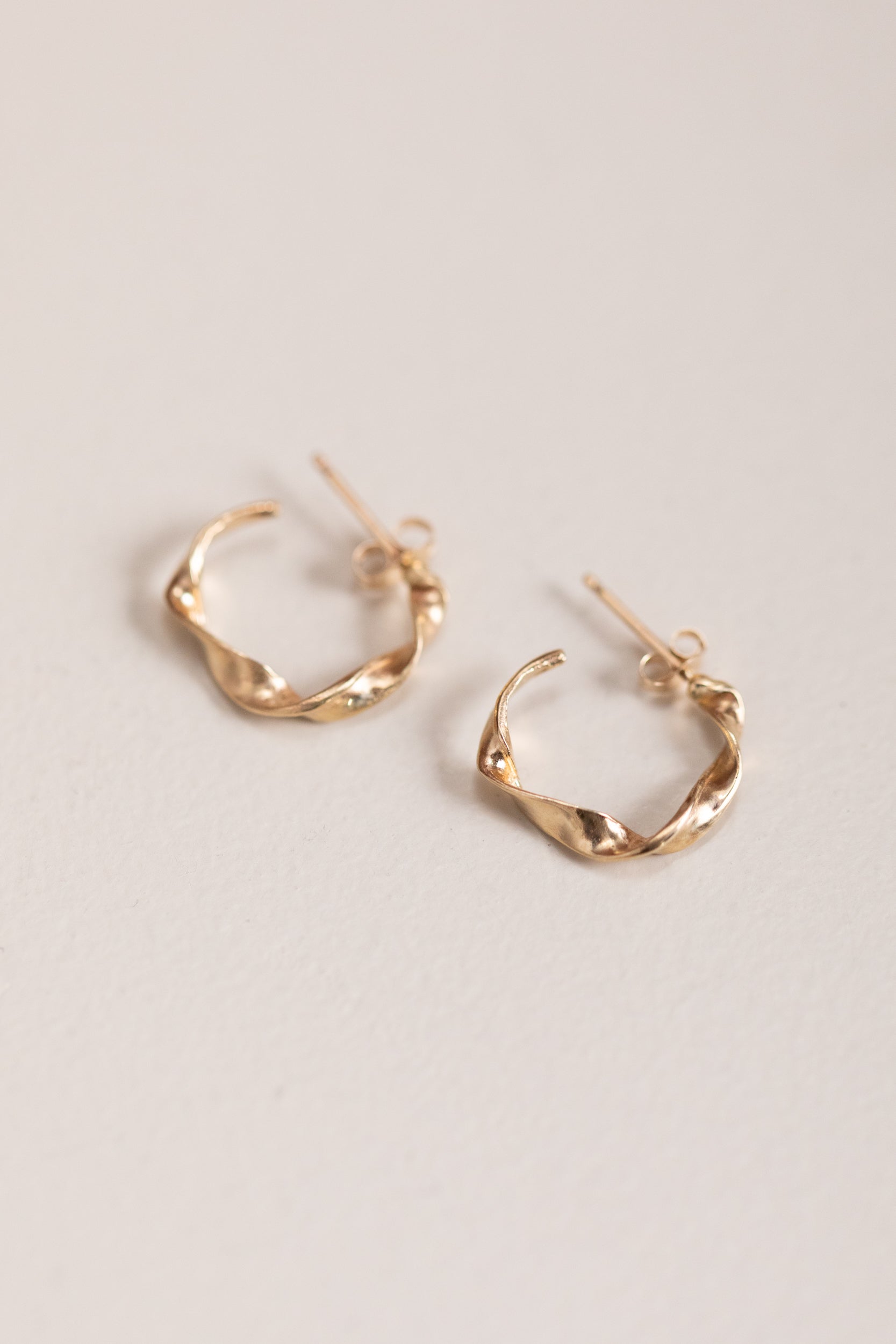 TWISTED HOOP EARRINGS IN GOLD