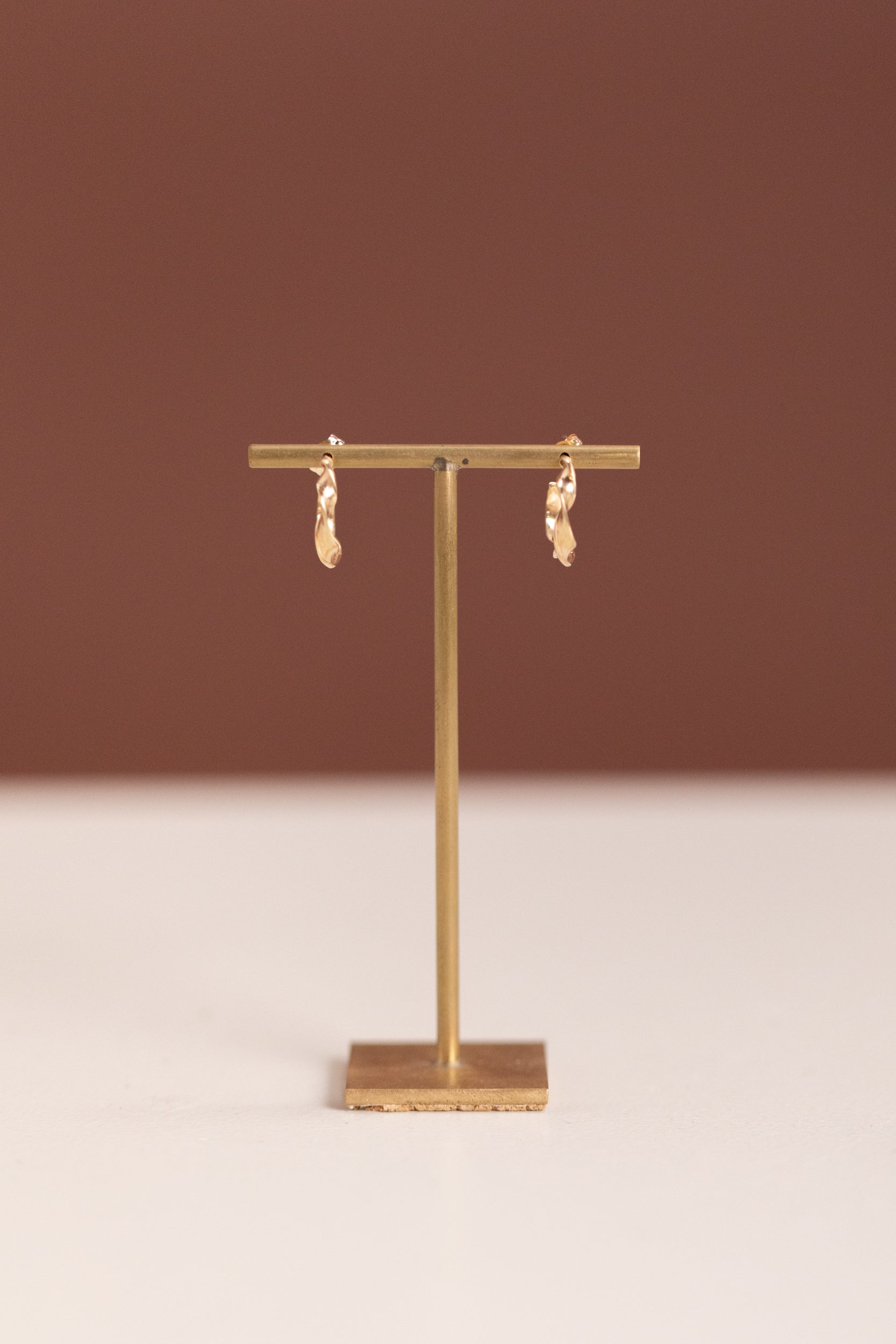 TWISTED HOOP EARRINGS IN GOLD