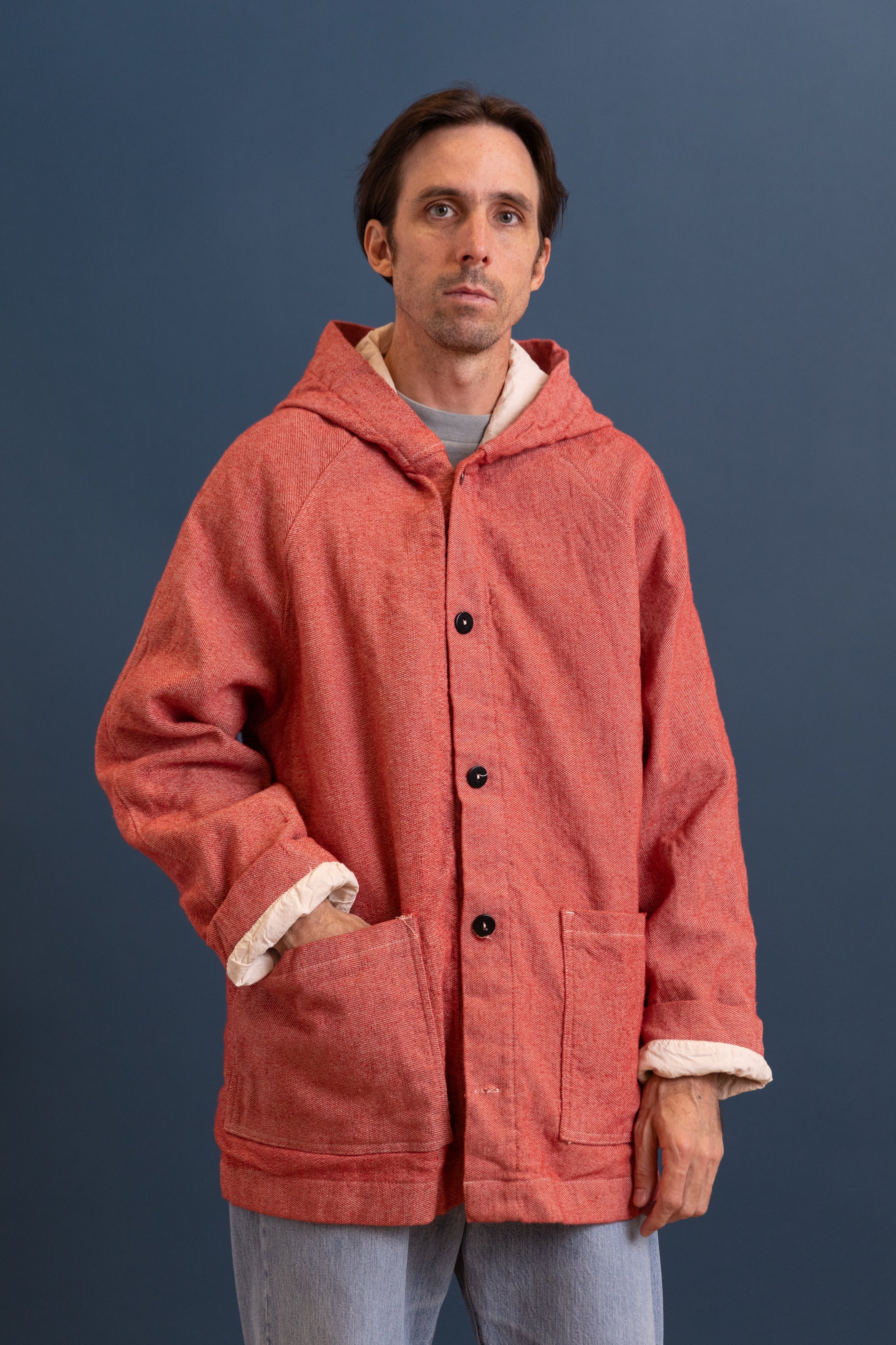 HOODED DRAFTING COAT IN RED WOOL CARPET TWILL