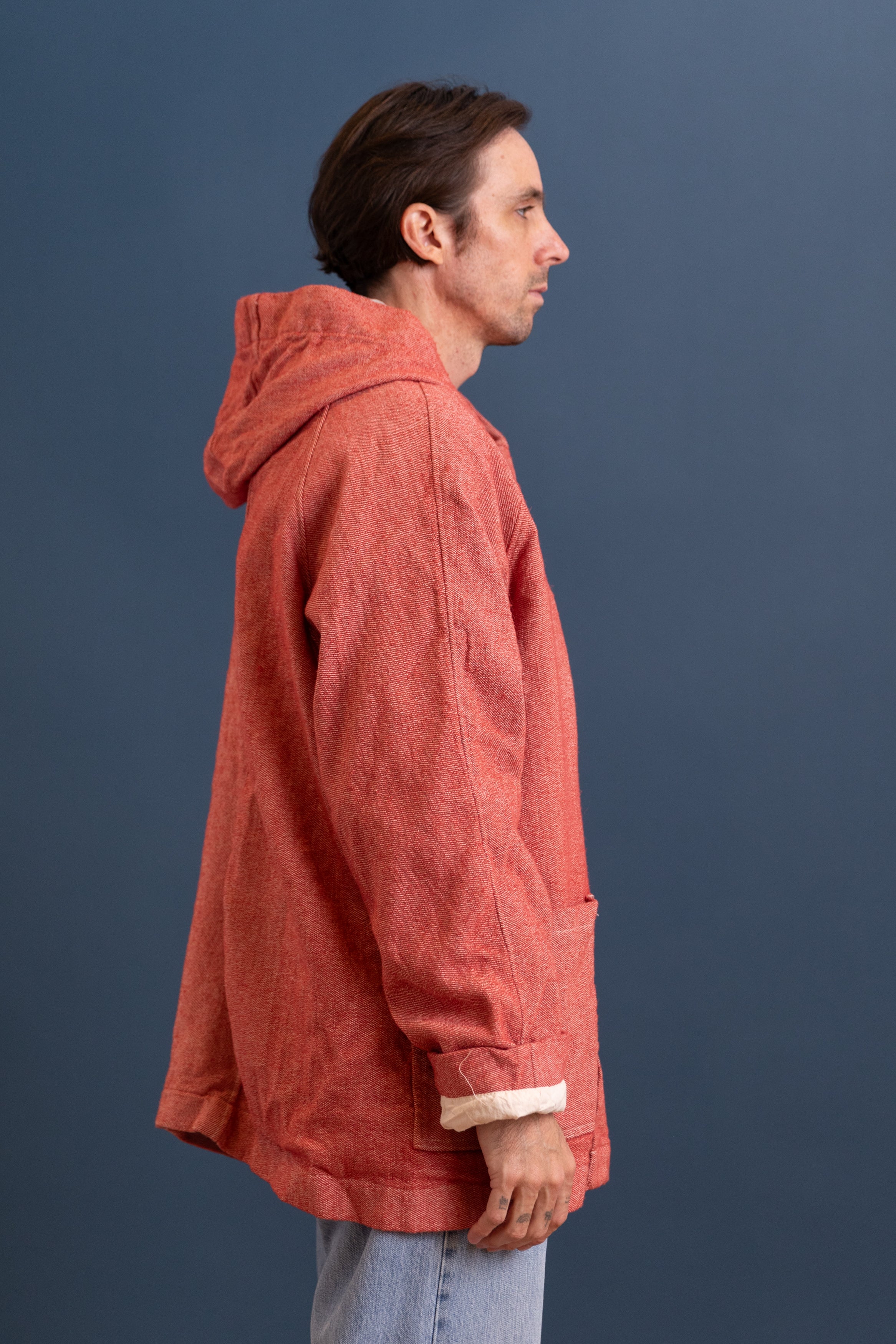 HOODED DRAFTING COAT IN RED WOOL CARPET TWILL