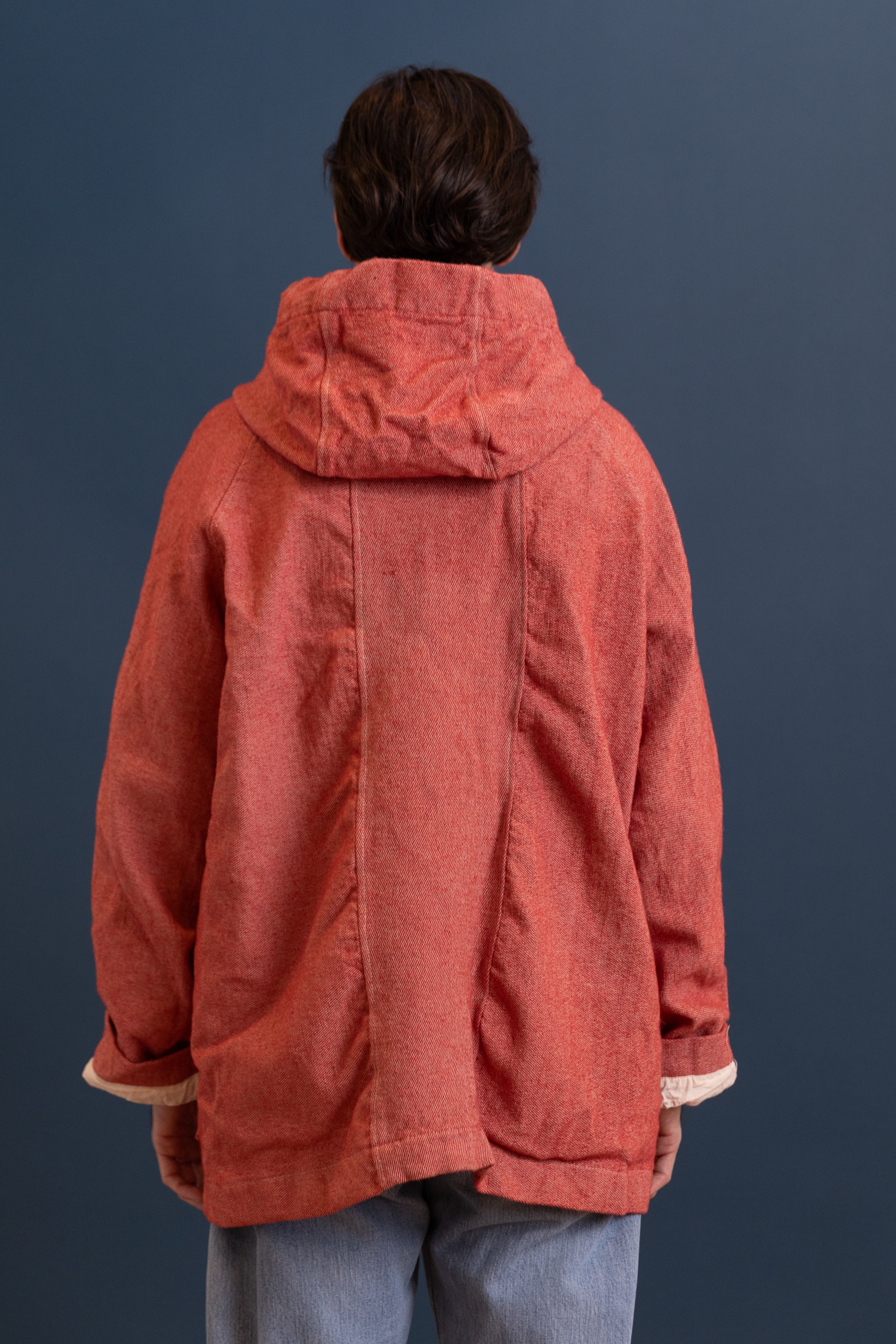 HOODED DRAFTING COAT IN RED WOOL CARPET TWILL