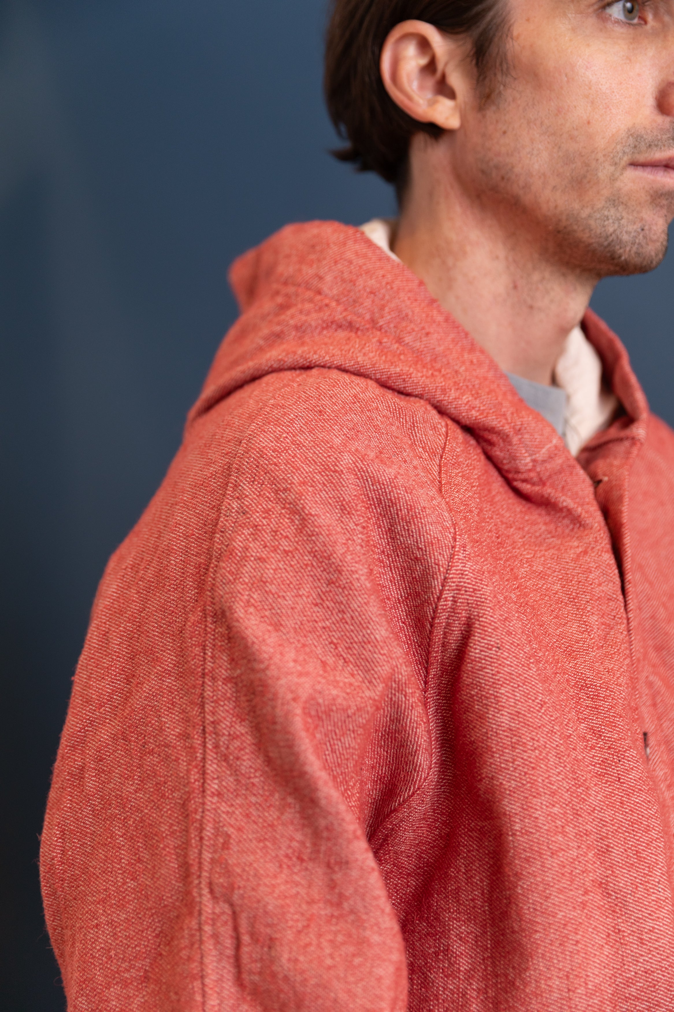 HOODED DRAFTING COAT IN RED WOOL CARPET TWILL