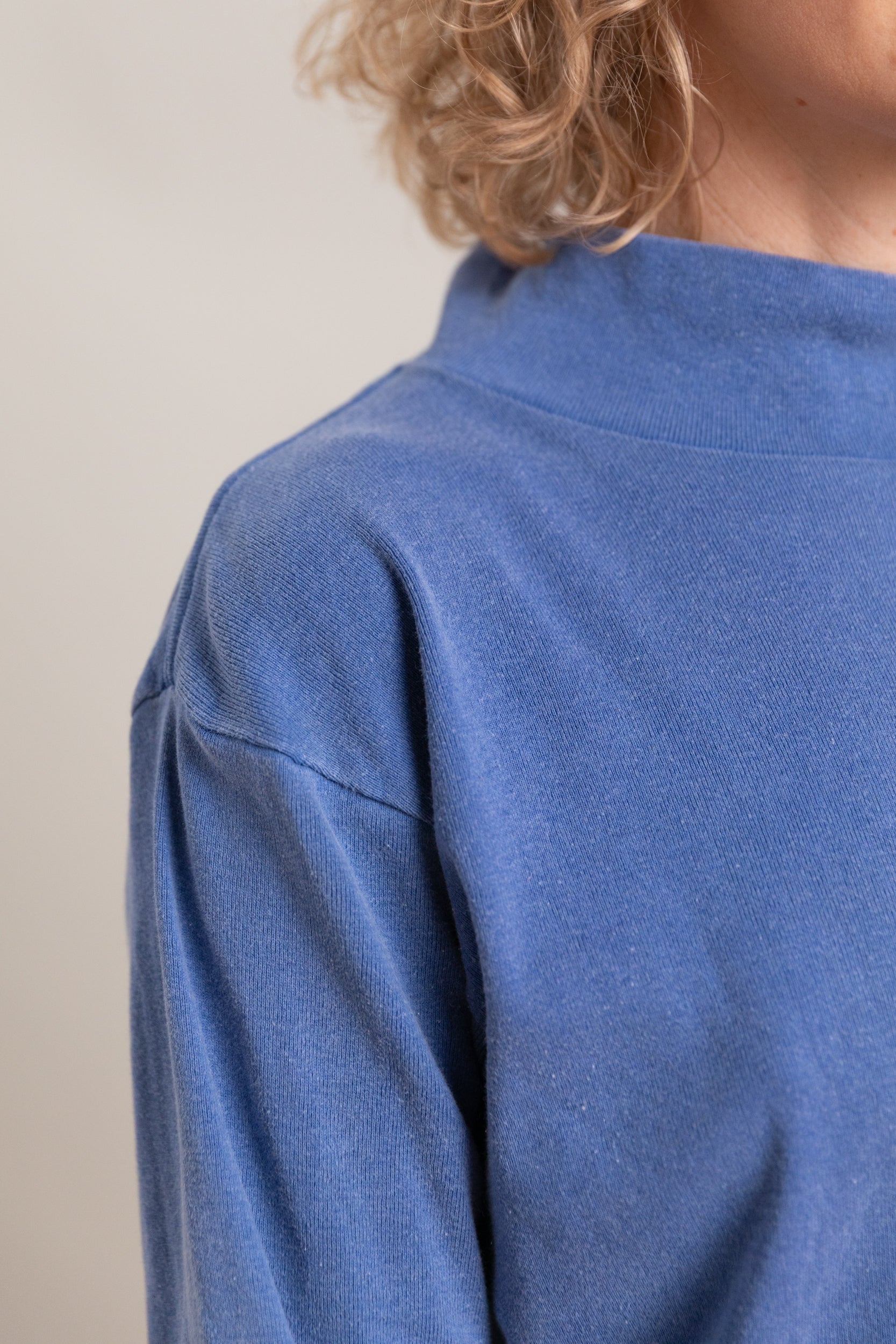 VINTAGE BLUE MOCK NECK
