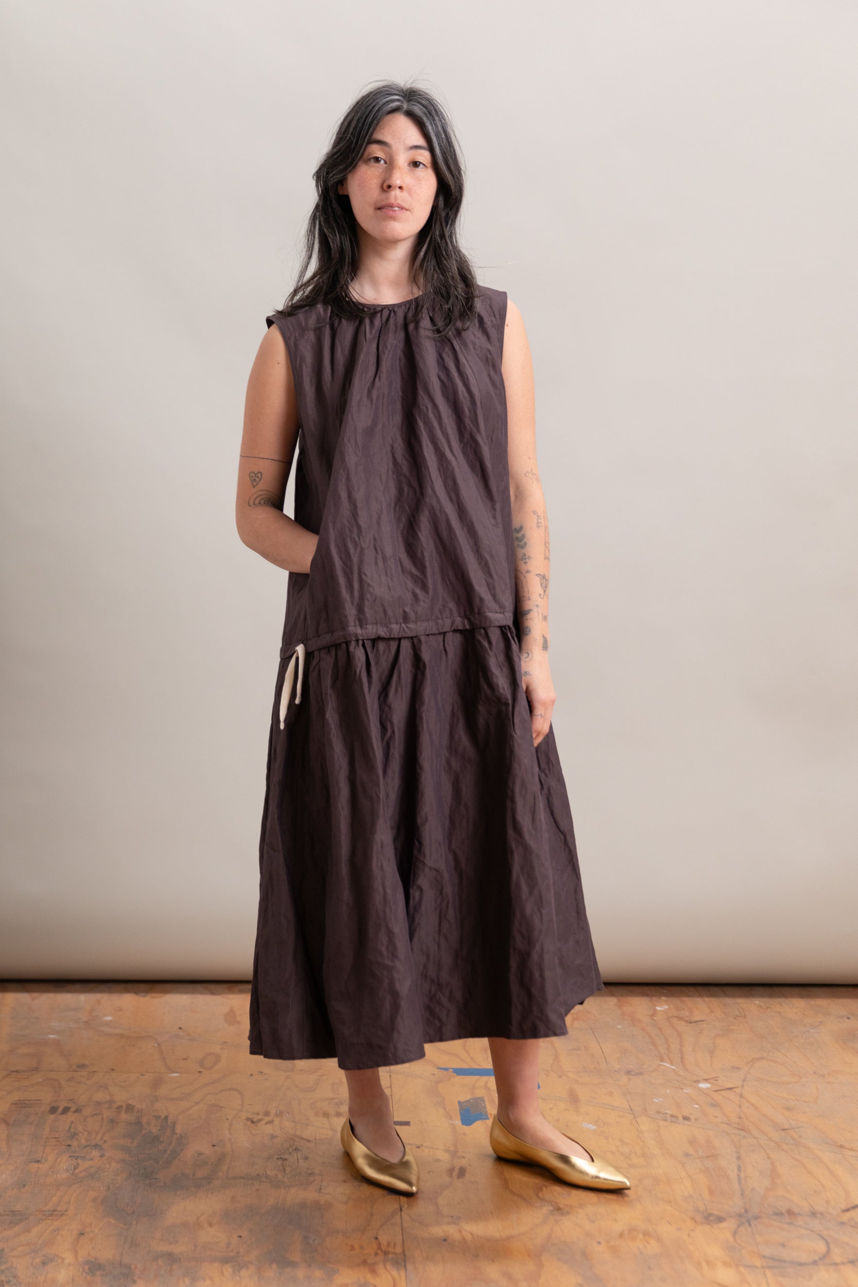 FULL BODY GATHERED DRESS IN PRUNE NYLON METAL