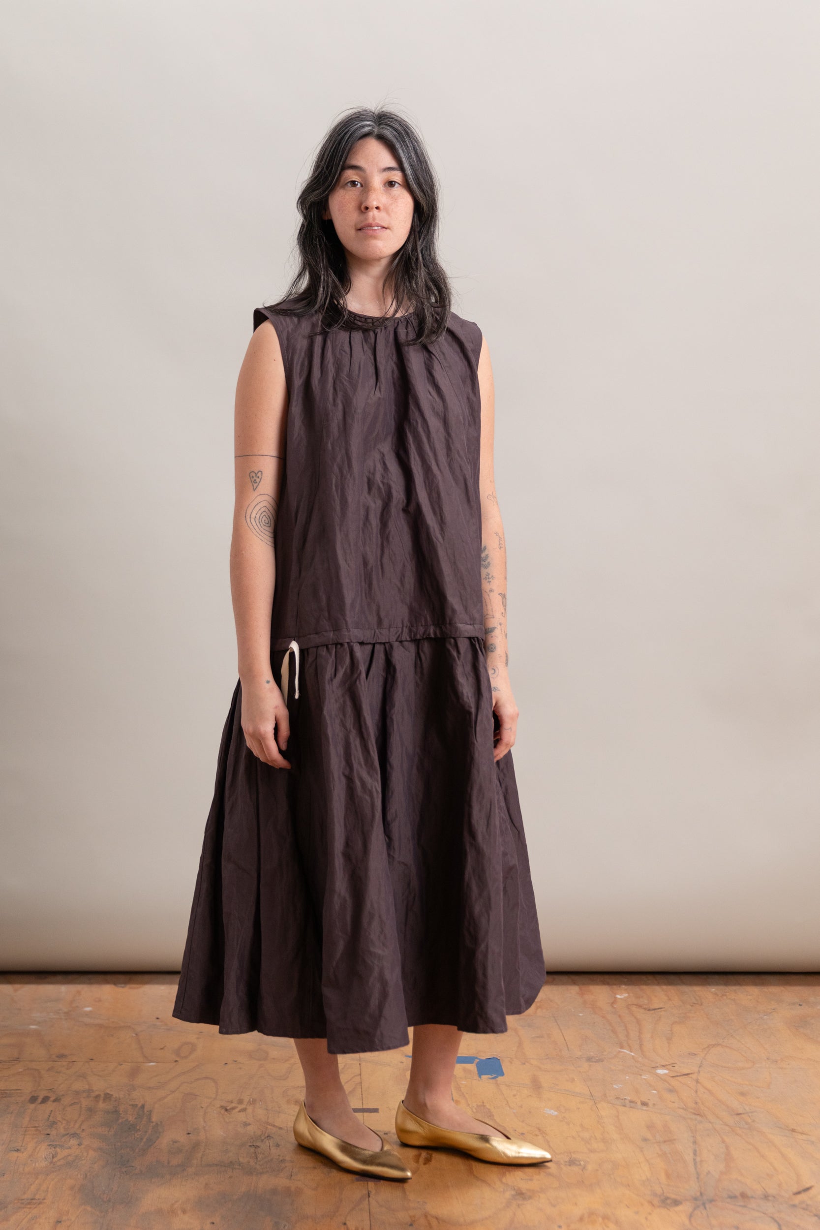 FULL BODY GATHERED DRESS IN PRUNE NYLON METAL