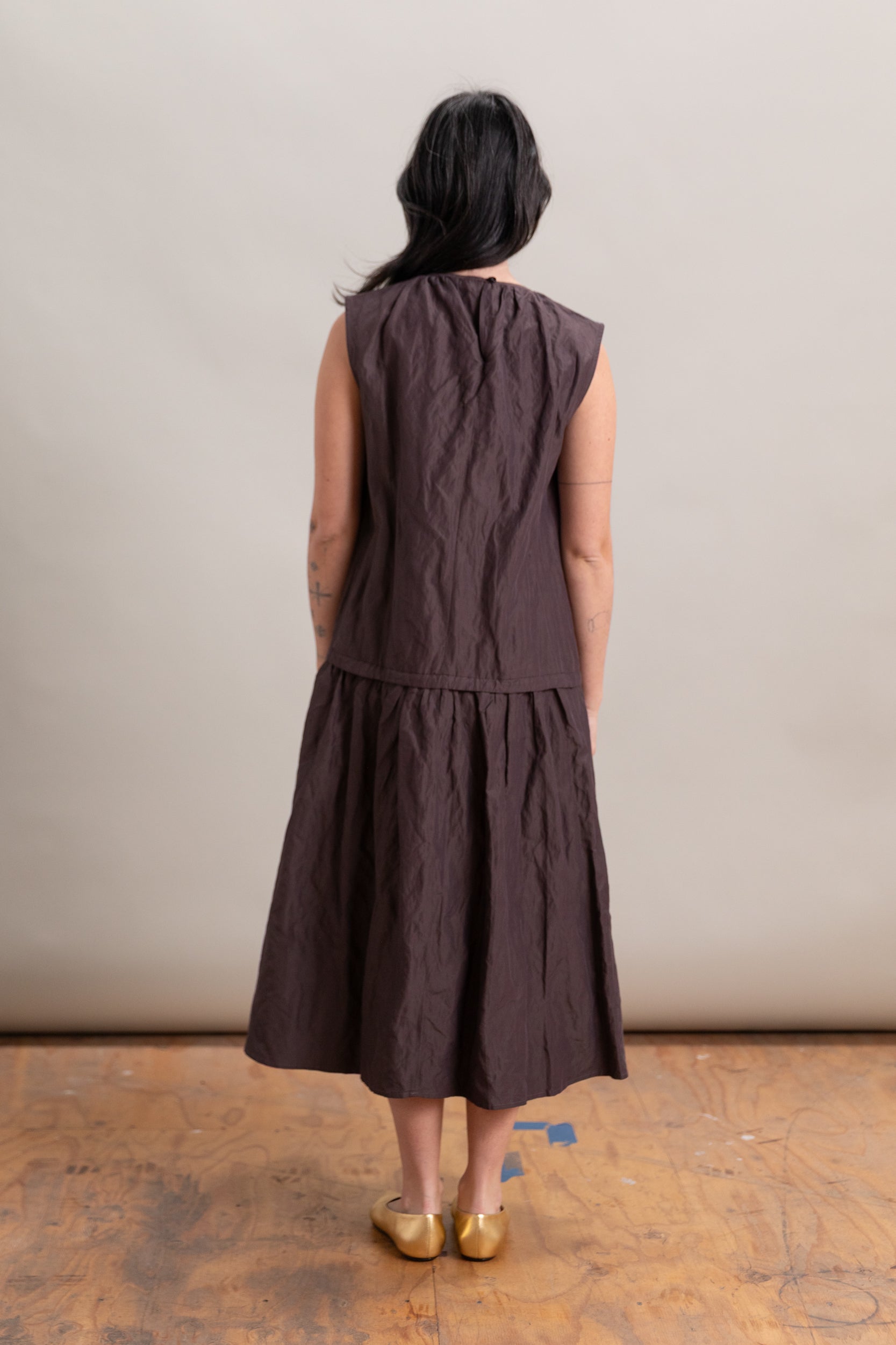 FULL BODY GATHERED DRESS IN PRUNE NYLON METAL