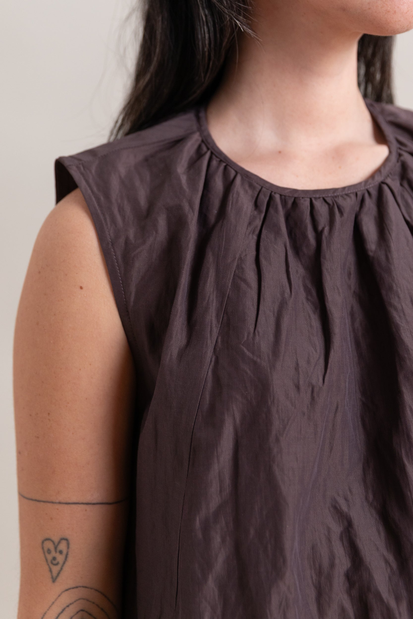FULL BODY GATHERED DRESS IN PRUNE NYLON METAL