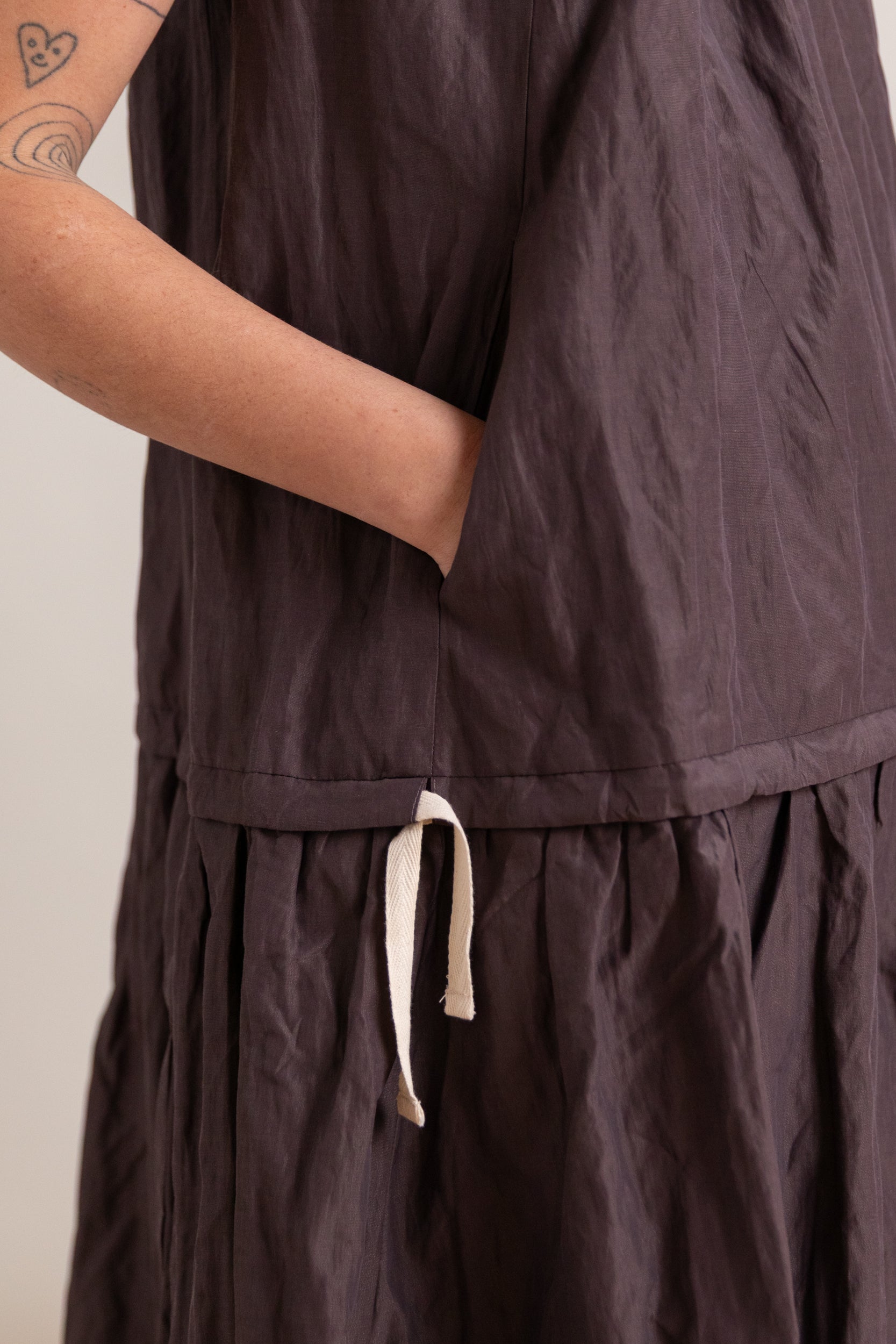 FULL BODY GATHERED DRESS IN PRUNE NYLON METAL
