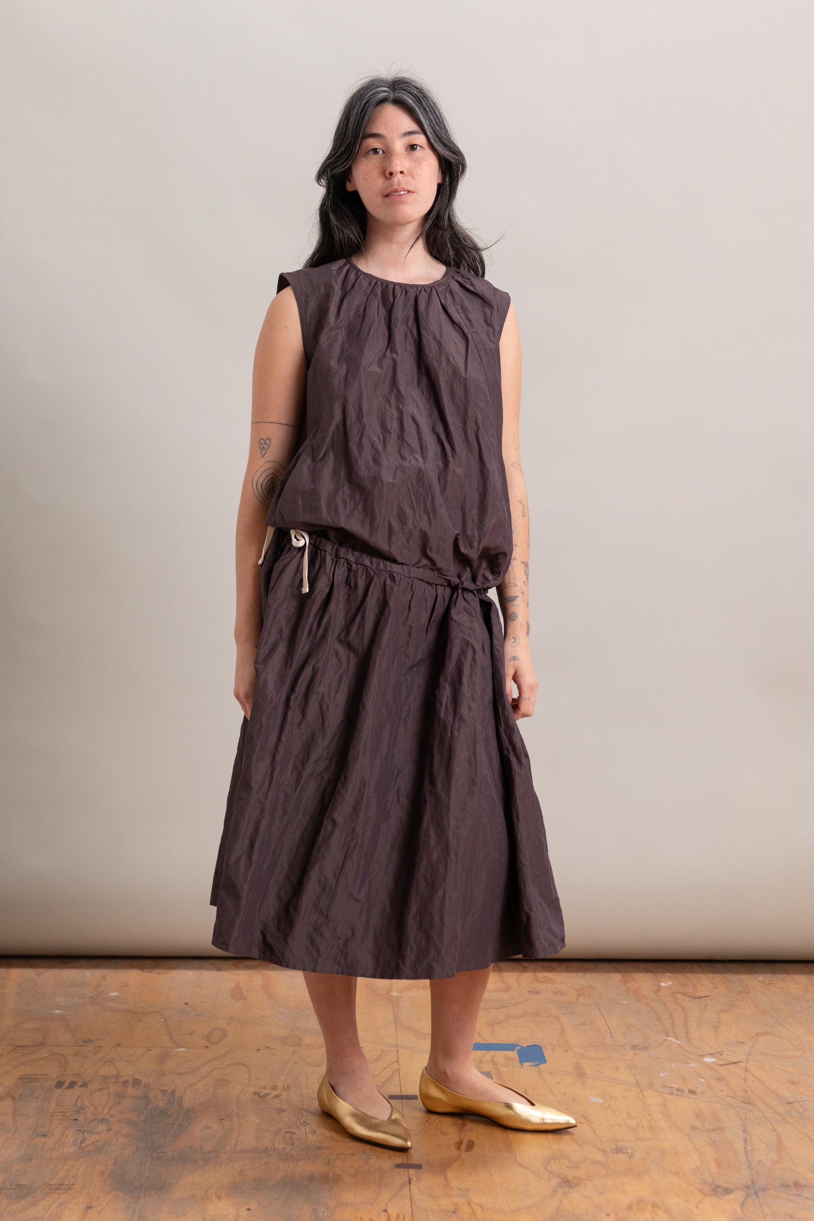 FULL BODY GATHERED DRESS IN PRUNE NYLON METAL