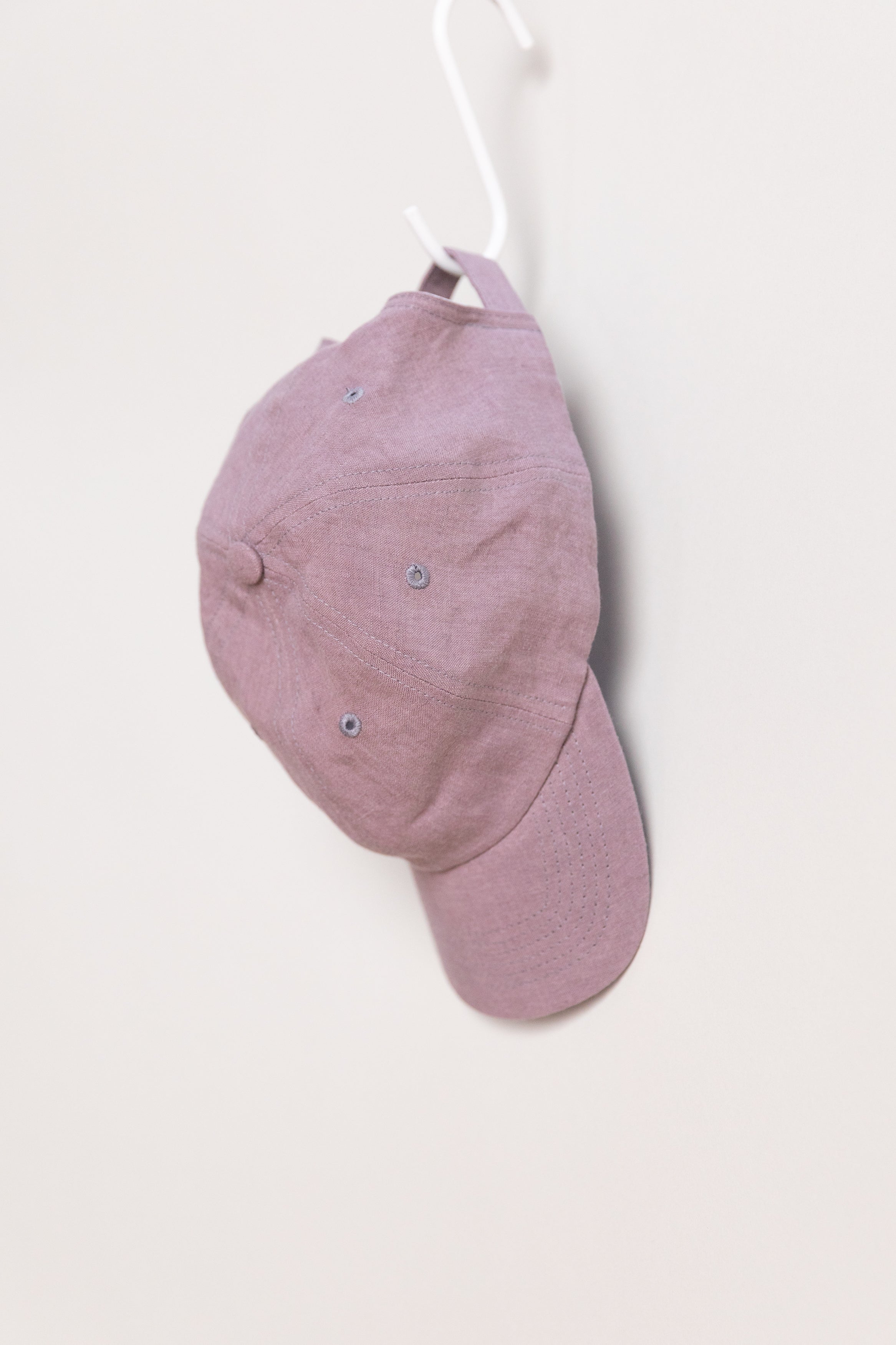 BALL CAP IN MAUVE LINEN