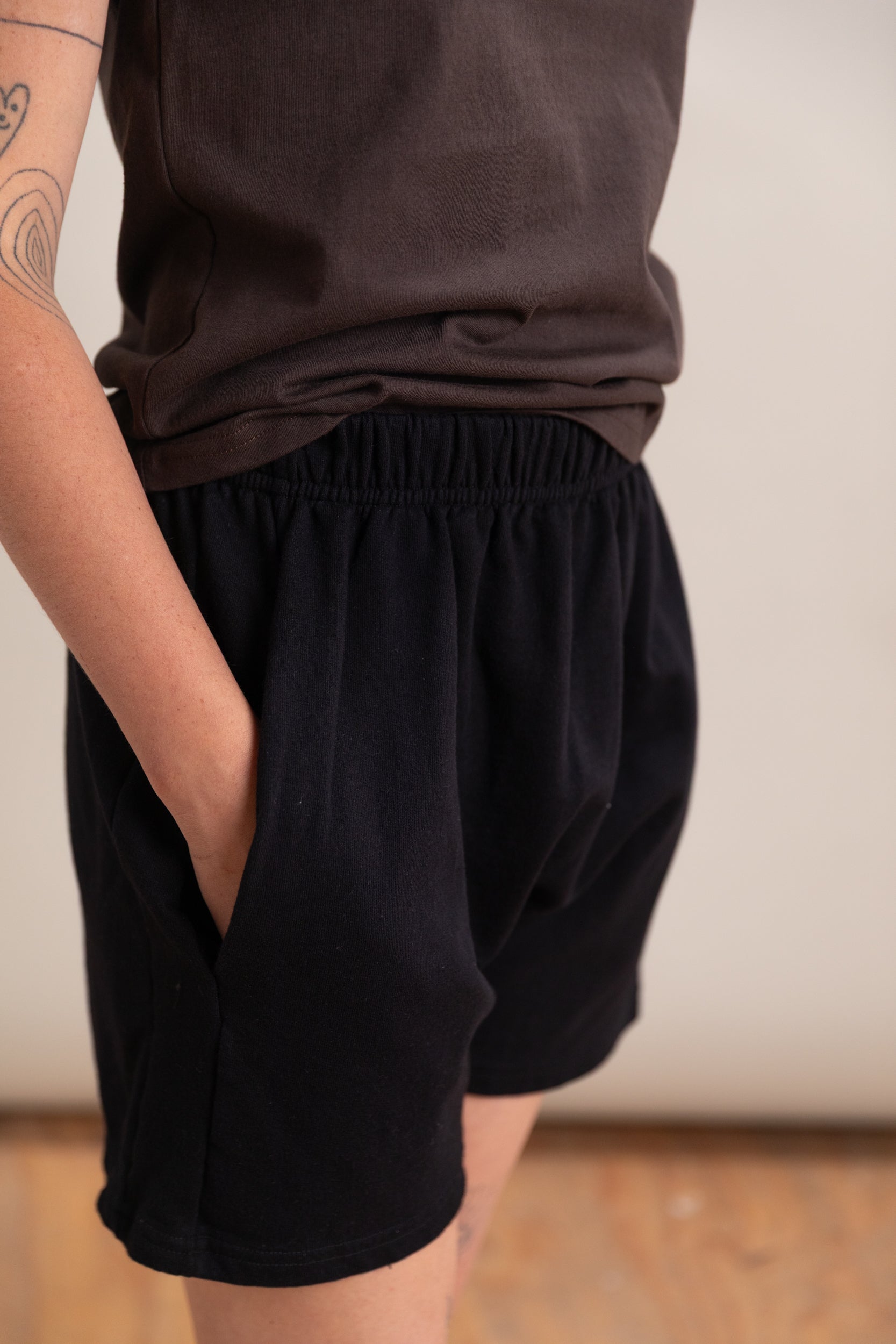 EASY SHORTS IN BLACK