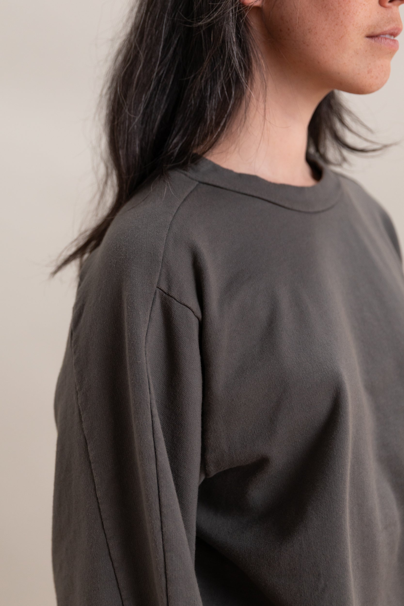 EASY SUMMER SWEATSHIRT IN STONE
