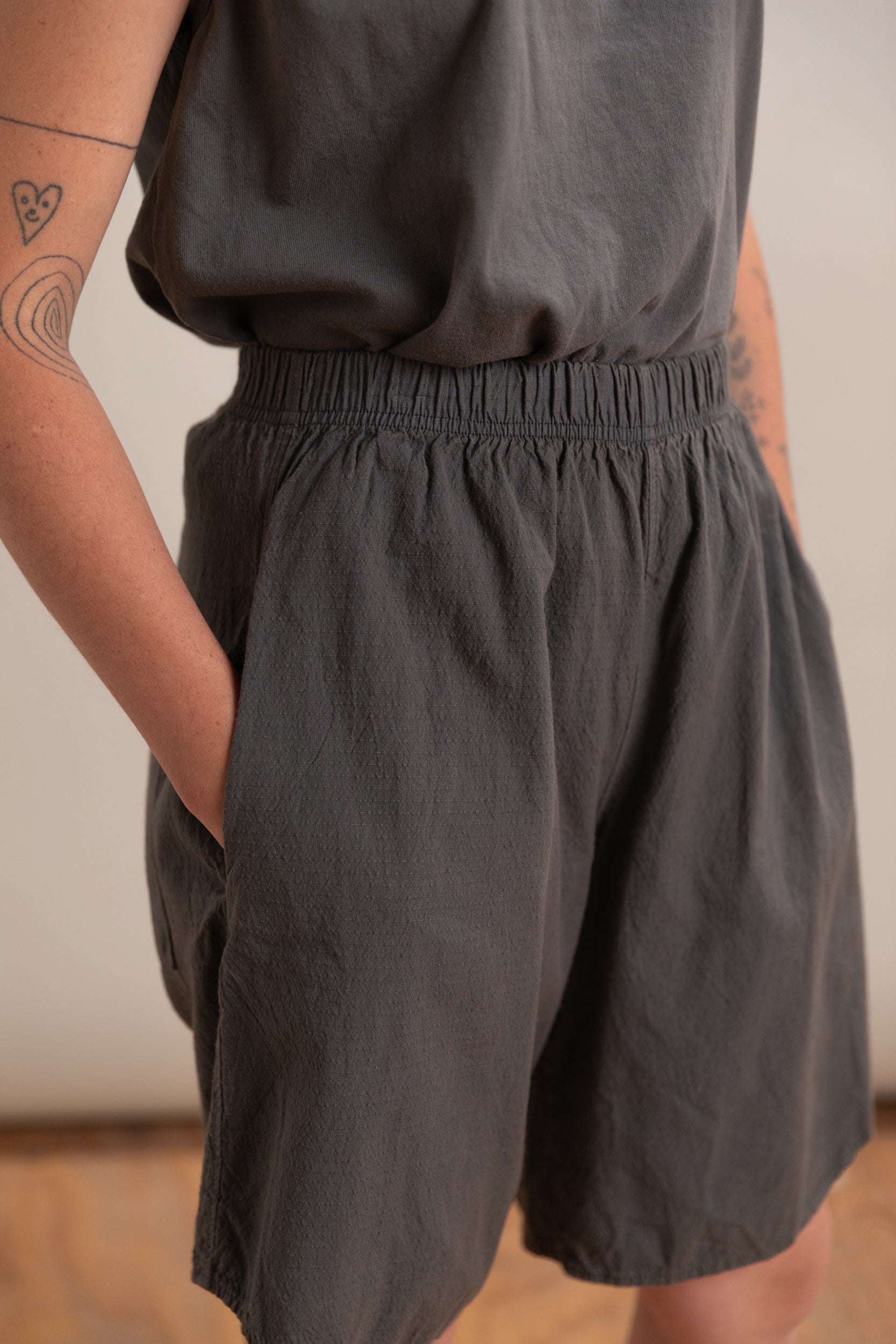 TULIP SHORT IN STONE