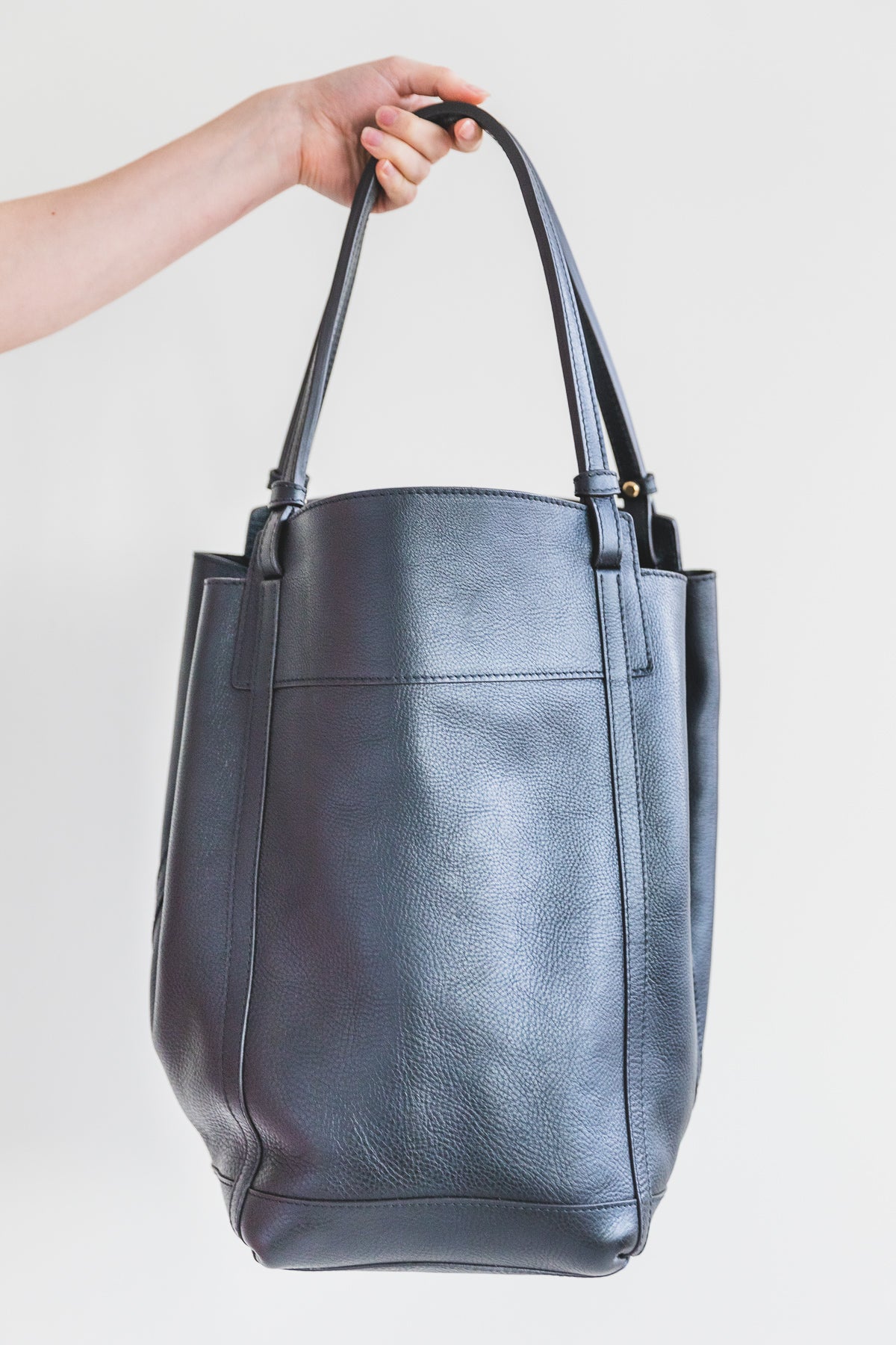 L black leather shopper bag