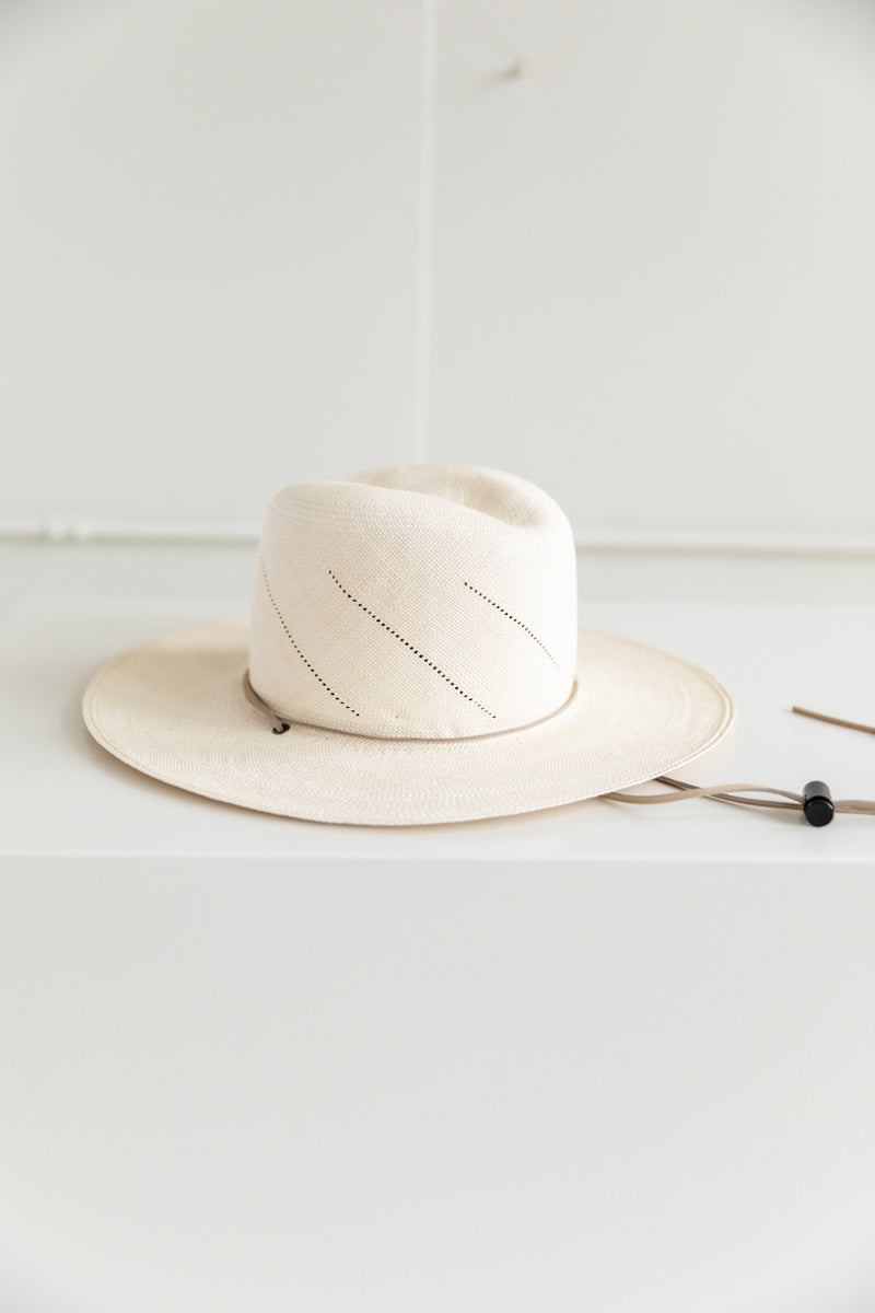 REDWOOD HAT IN FINE GRADE PANAMA STRAW
