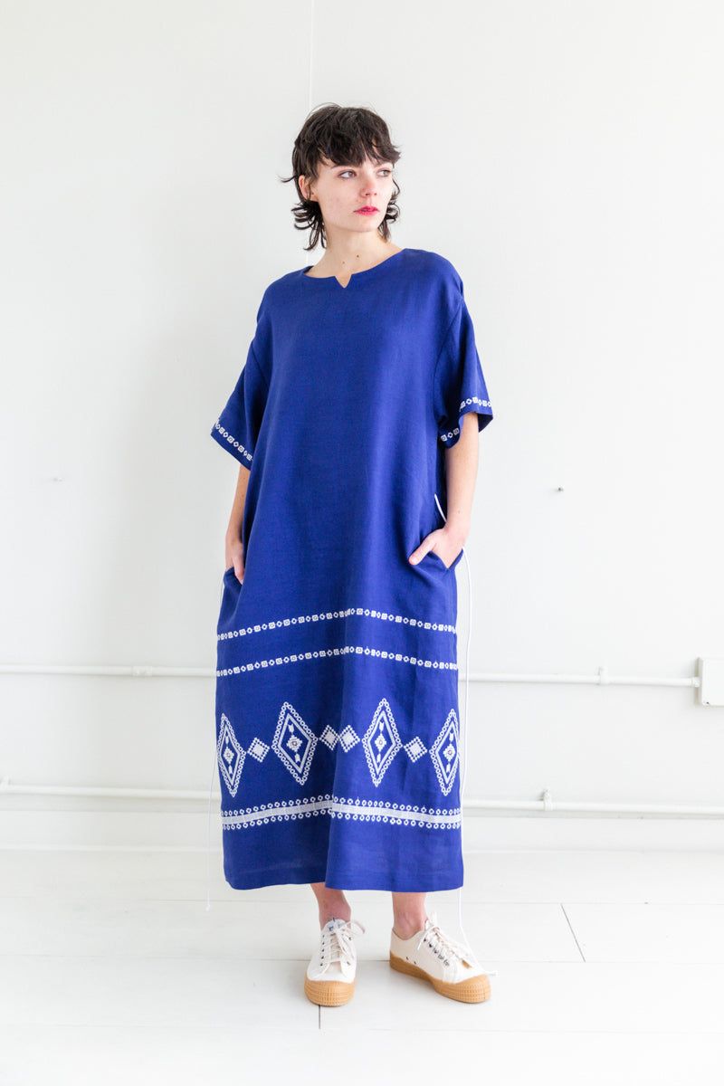 EMBROIDERED LINEN DRESS IN BLUE