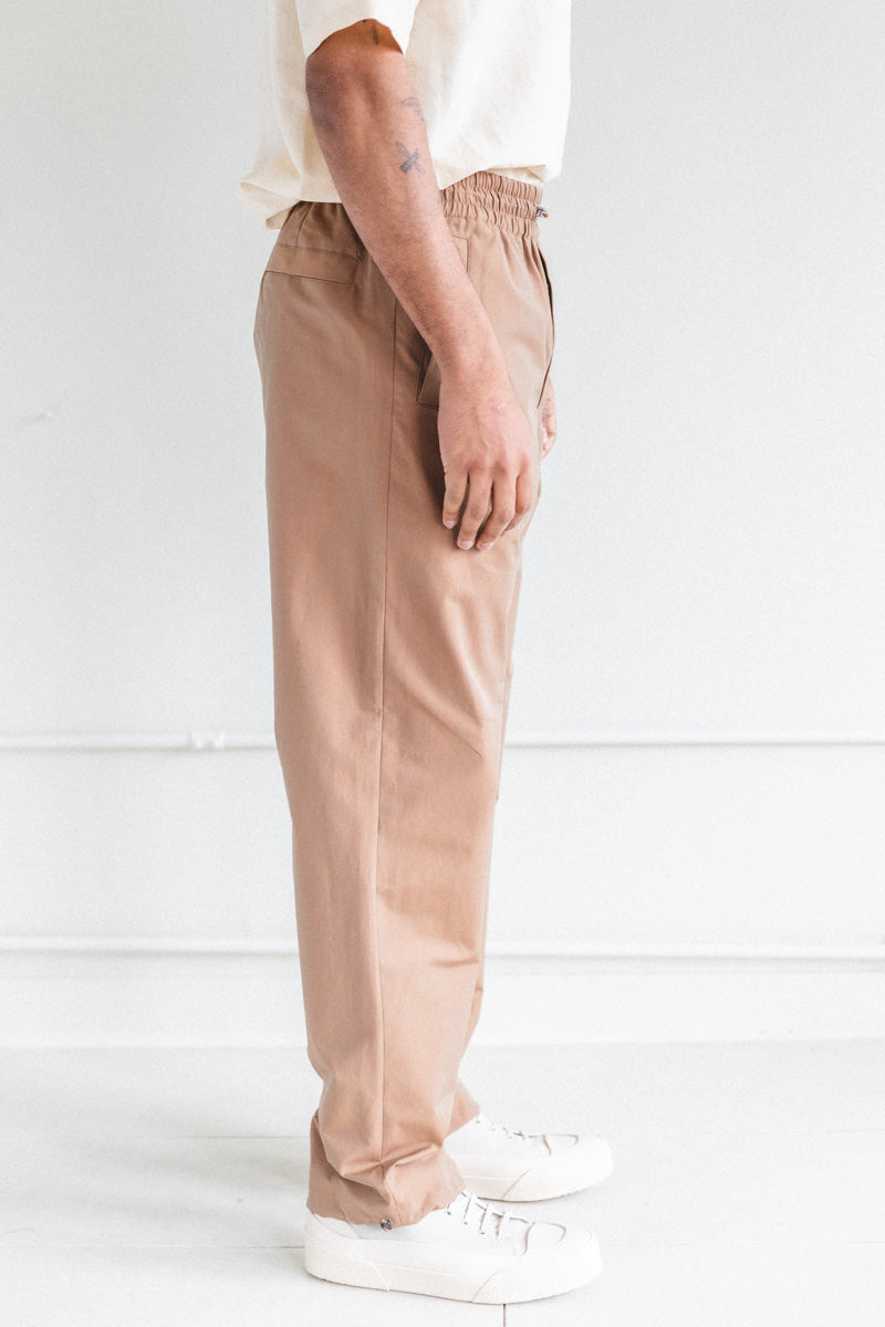 FINX TUSSAH CHAMBRAY EASY PANTS IN LIGHT BROWN CHAMBRAY