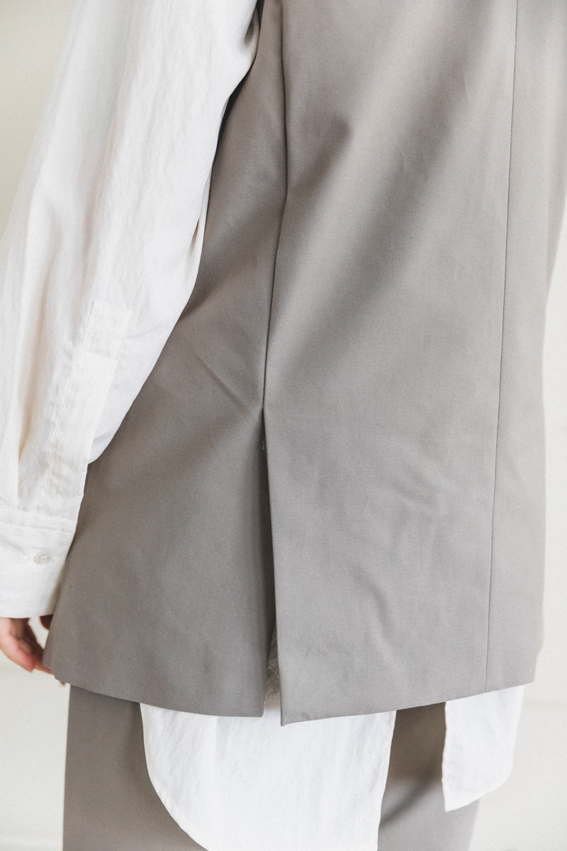 CONSTANCE VEST IN MUSHROOM TWILL