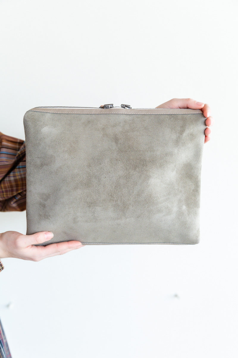 LARGE ORGANIZER POUCH IN STONE SUEDE