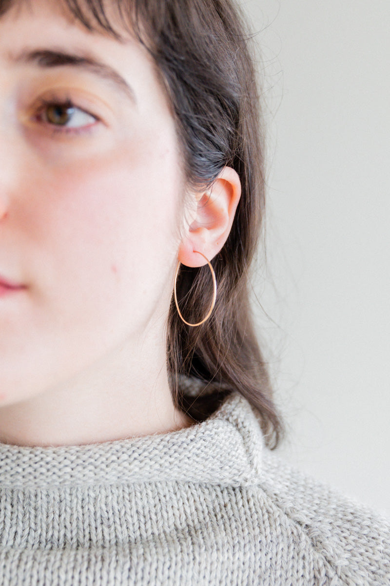 HAMMERED SMALL HOOPS IN 14K GOLD