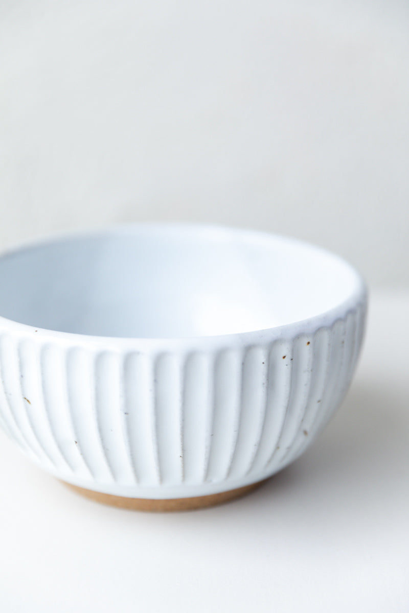 SHALLOW BOWL IN GLOSSY WHITE GLAZE