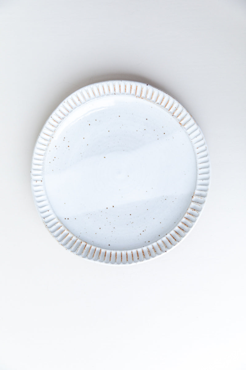 FLUTED DINNER PLATE IN GLOSSY WHITE GLAZE
