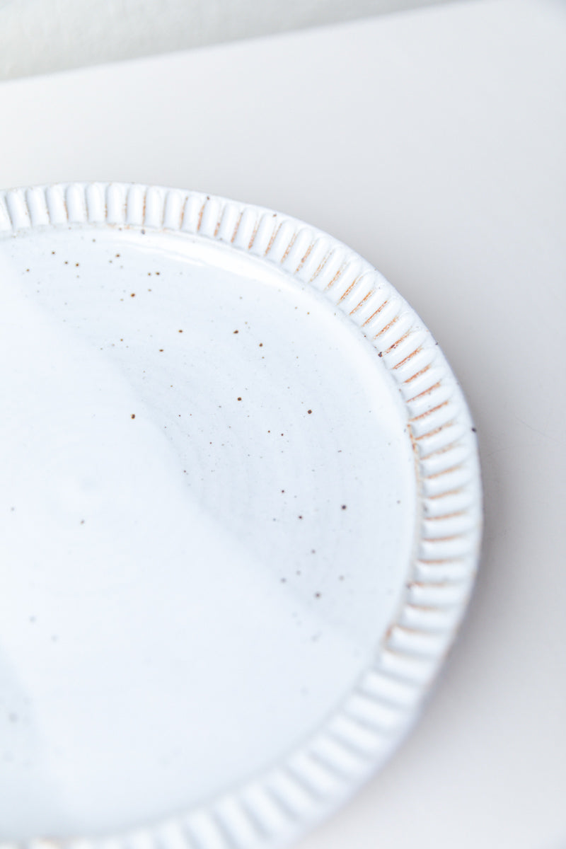 FLUTED DINNER PLATE IN GLOSSY WHITE GLAZE