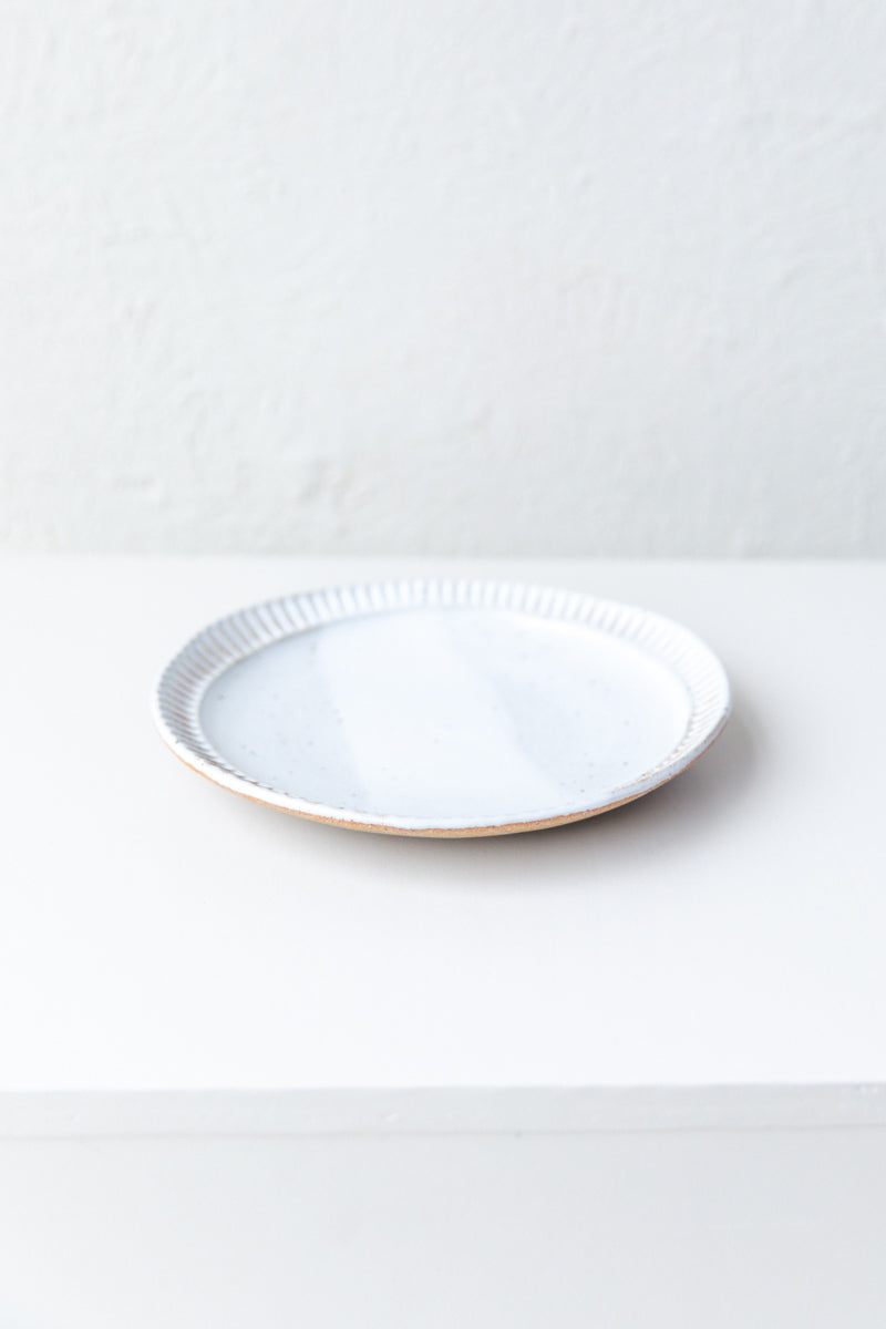 FLUTED DINNER PLATE IN GLOSSY WHITE GLAZE
