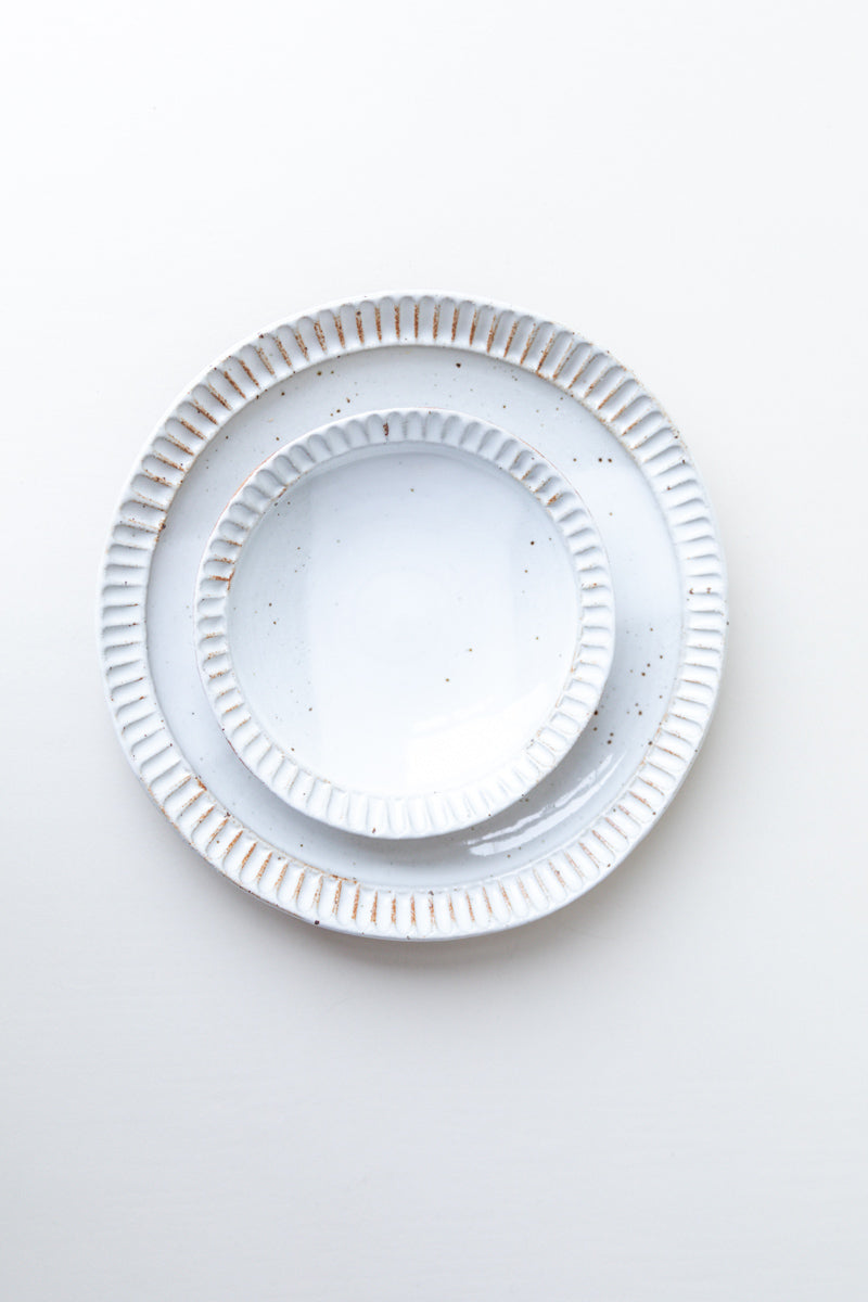 FLUTED DINNER PLATE IN GLOSSY WHITE GLAZE